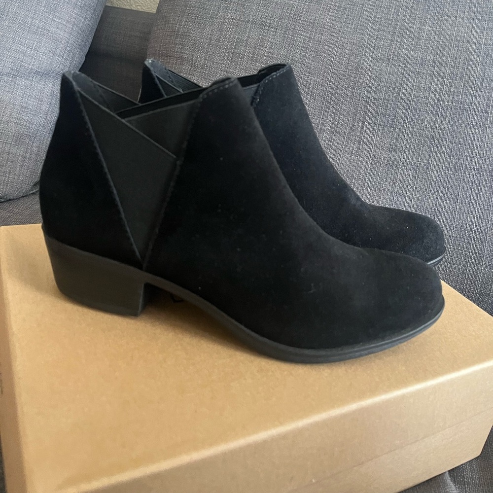 Lucky Brand LP-BAQIRA Black Suede Ankle Boots